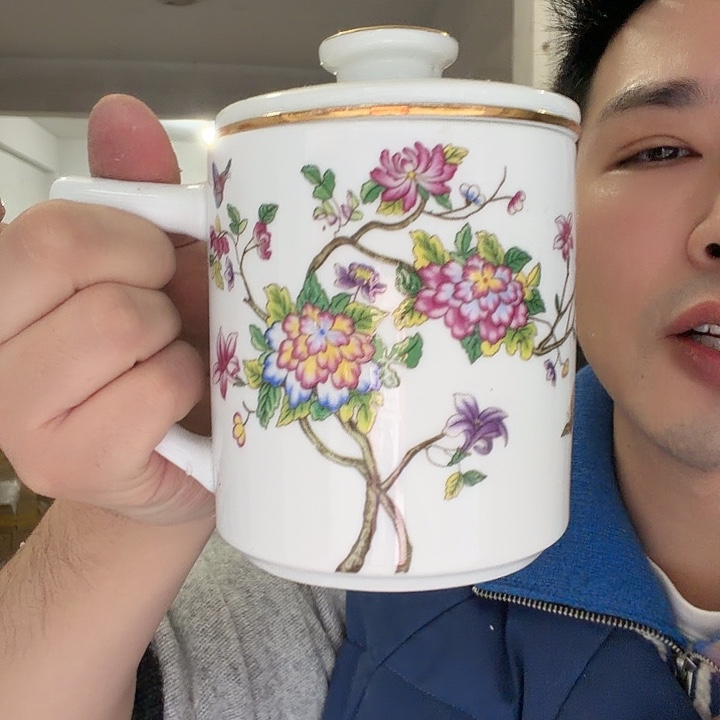 一套装的瓷器的东西