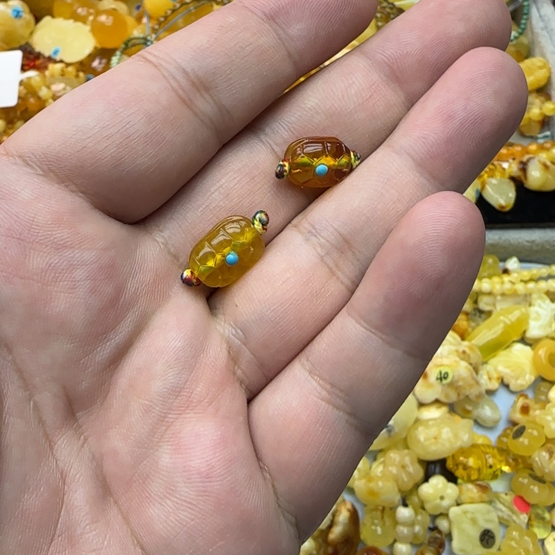 南***辞琥珀未镶嵌裸石两个