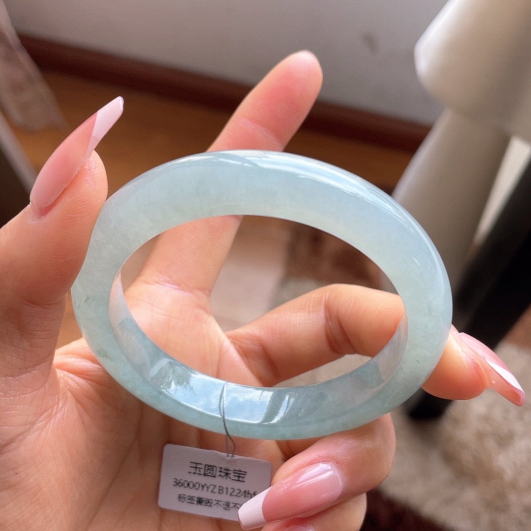 翡翠手镯未镶嵌晴水