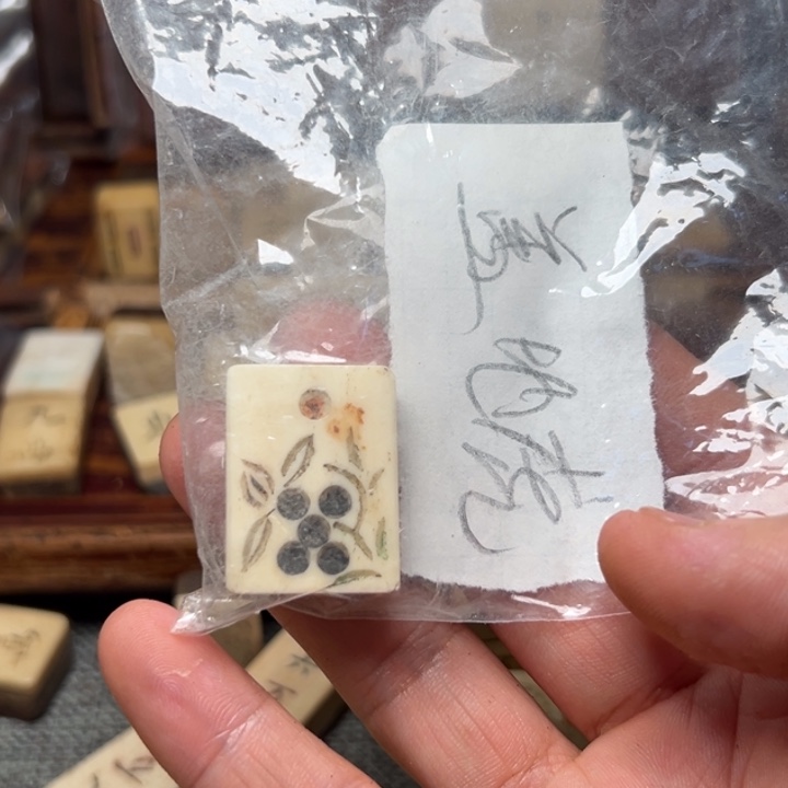 盖***虎实心竹雕刻手把件