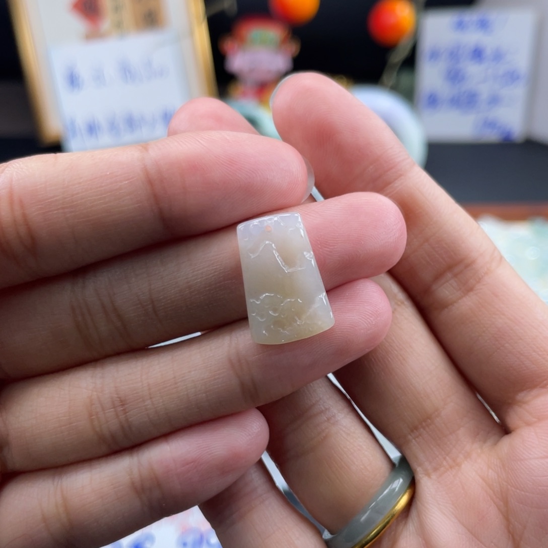 翡翠颈饰未镶嵌翡翠小小山水牌