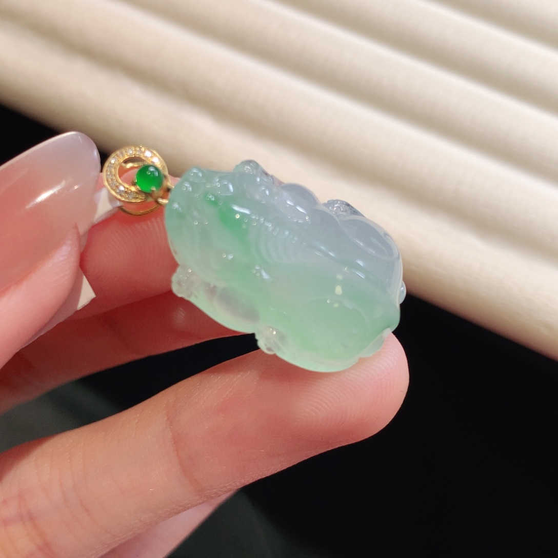 翡翠颈饰18K金镶嵌貔貅