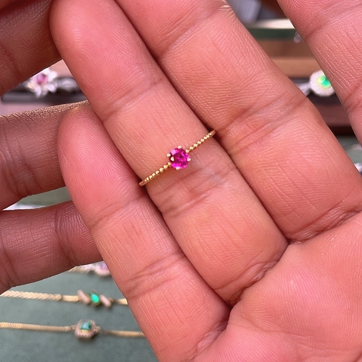 18K金镶嵌红宝石戒指主石：0.28ct