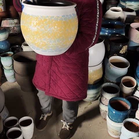 29口28高瑕疵底裂盆子。 