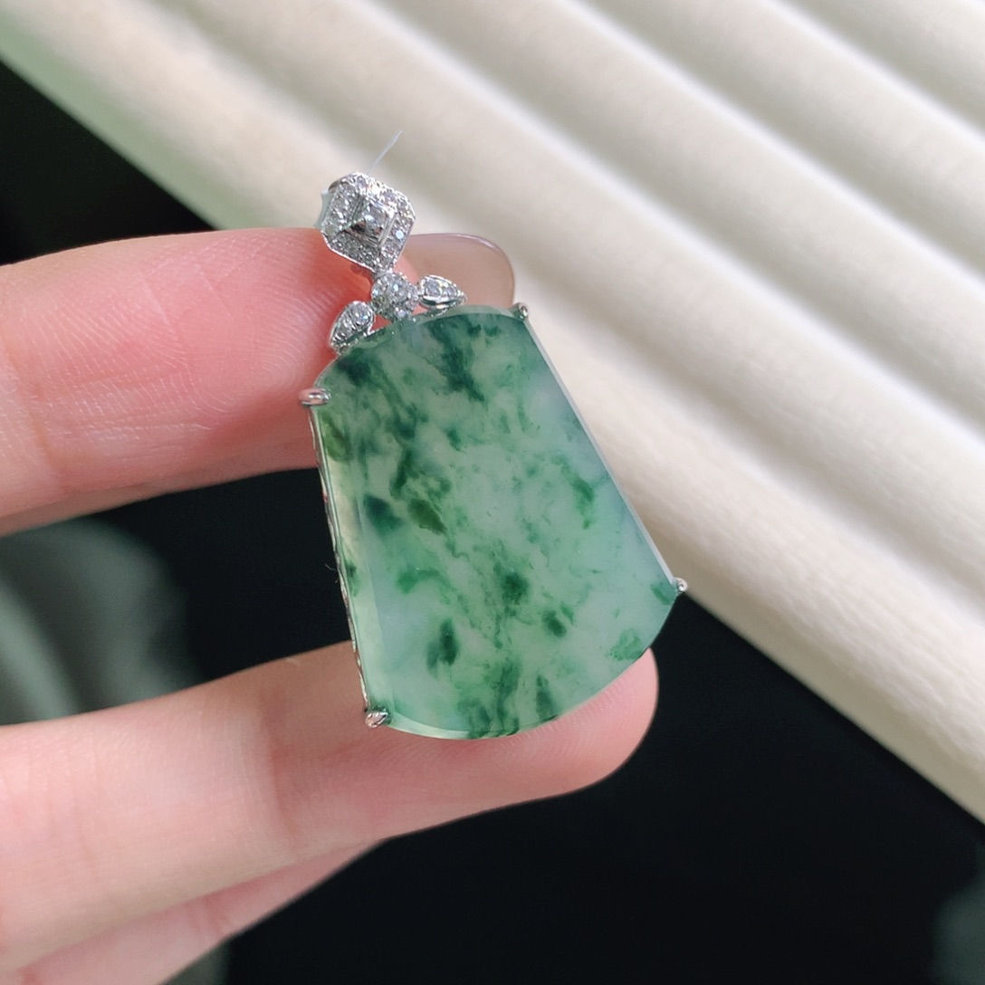 翡翠颈饰18K金镶嵌无事牌