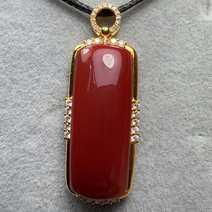 南红玛瑙18K金镶嵌吊坠