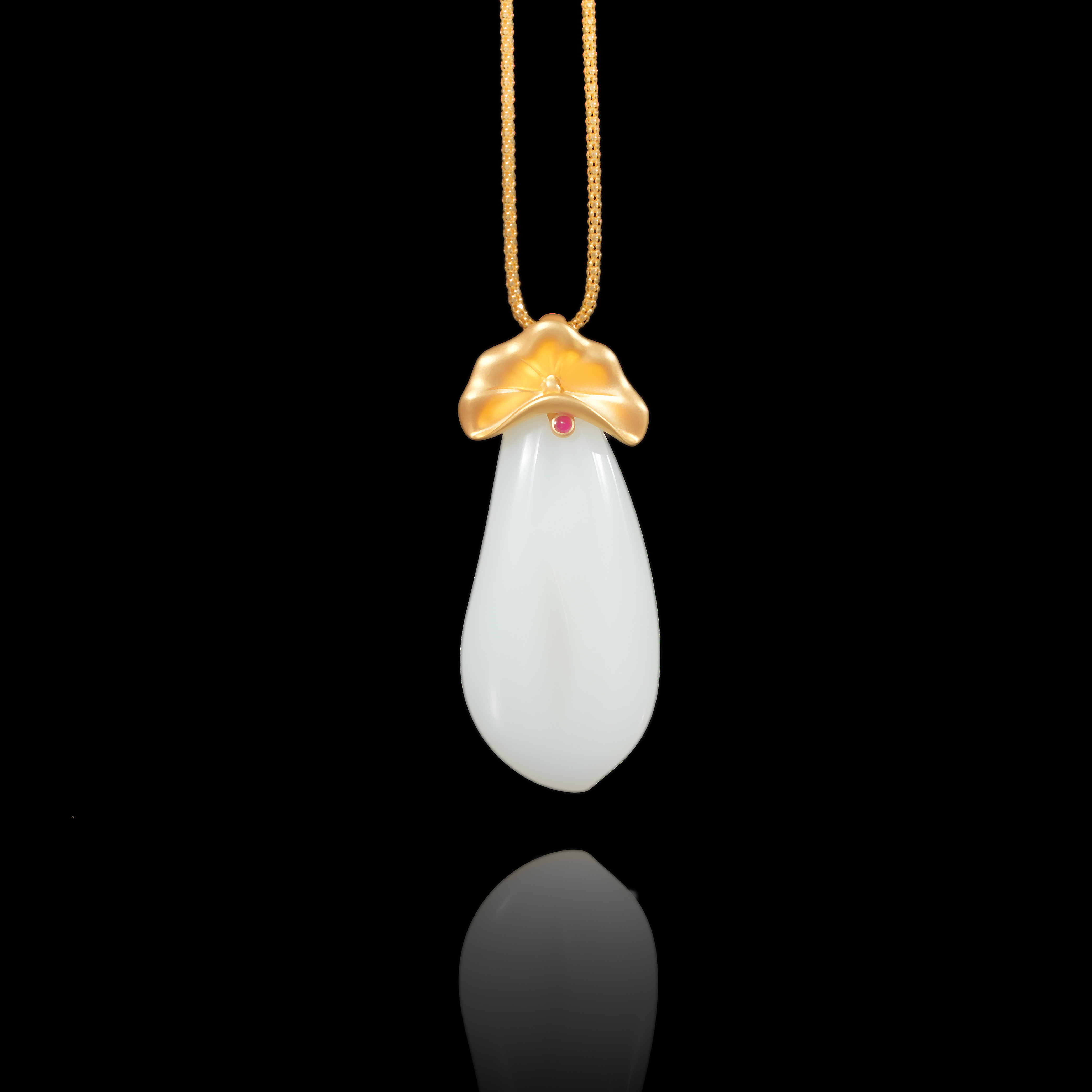 典藏级 新疆和田玉米达特细料福瓜荷叶坠 18K 50*21*8mm± H92318