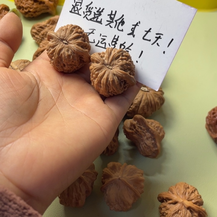 快***7手把件雕刻核桃白狮子