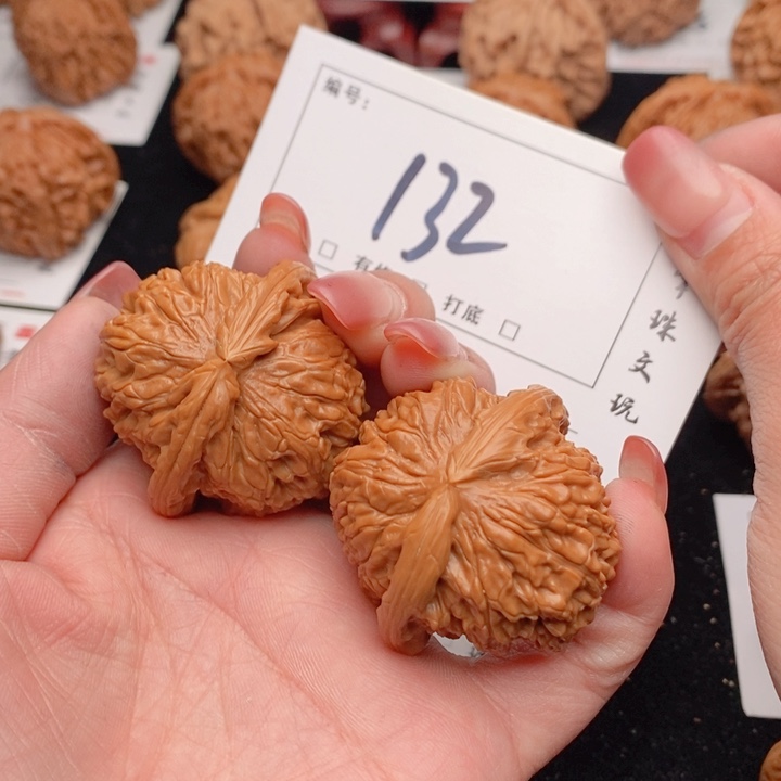 文玩核桃吊坠42白狮子132