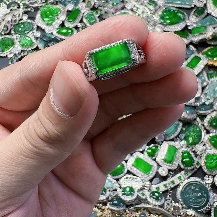 翡翠颈饰未镶嵌天然A货翡翠放漏