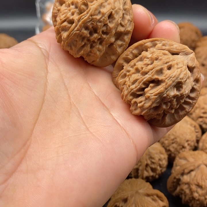 文玩核桃吊坠三角白狮子