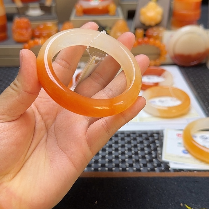 影***子石英质玉（黄龙玉）未镶嵌手镯