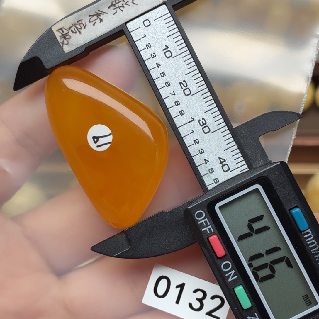 琥珀未镶嵌裸石蜜蜡单面原皮