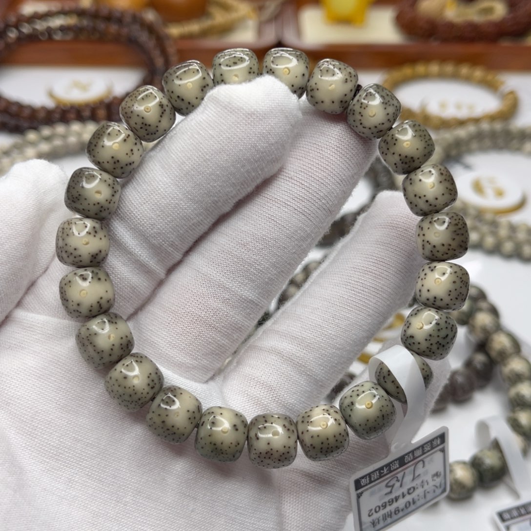 星月菩提手串意**明10/9糯冰润绿色大眼睛双留白