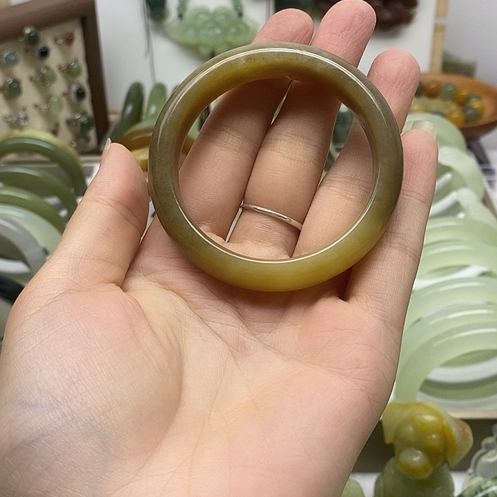 和田玉手镯未镶嵌