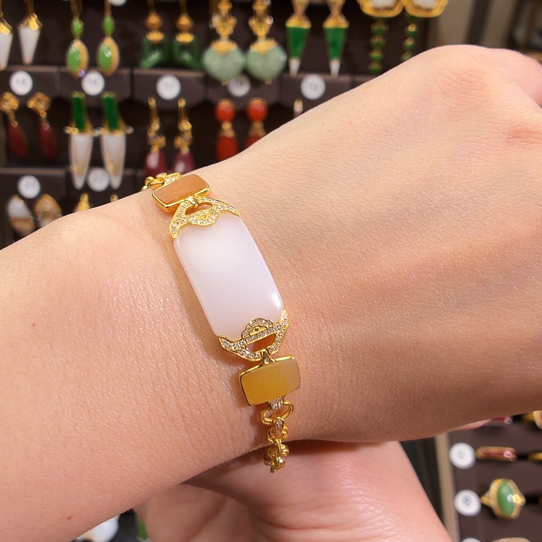 颈饰18K金镶嵌和田玉