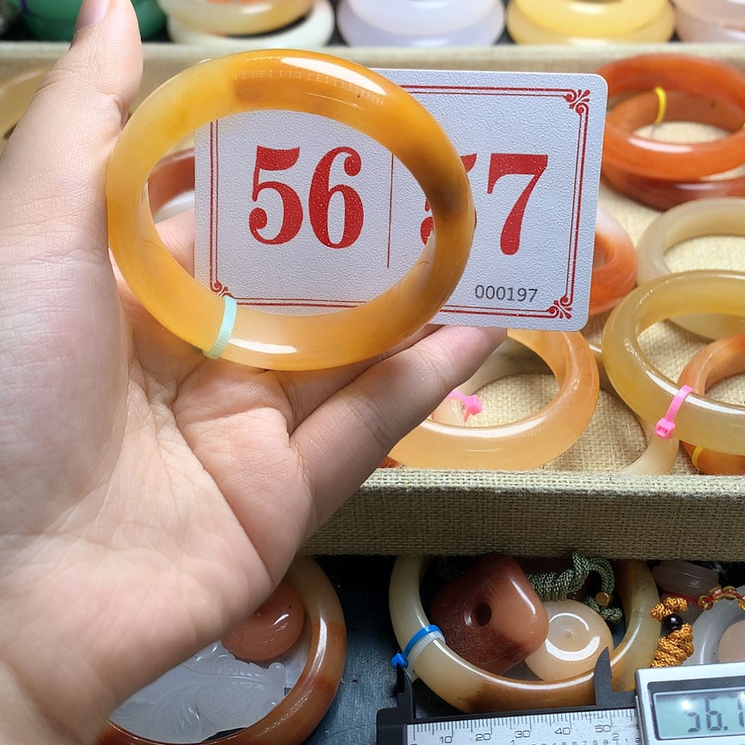 未镶嵌石英质玉（黄龙玉）手镯