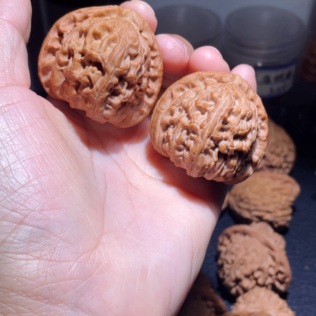 吊坠桃核不**生41尺三角白