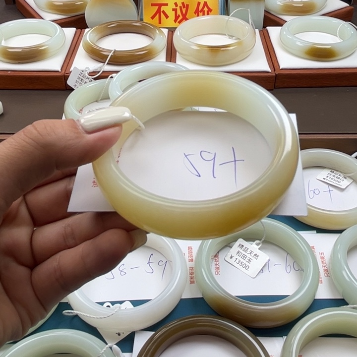 和田玉未镶嵌手镯