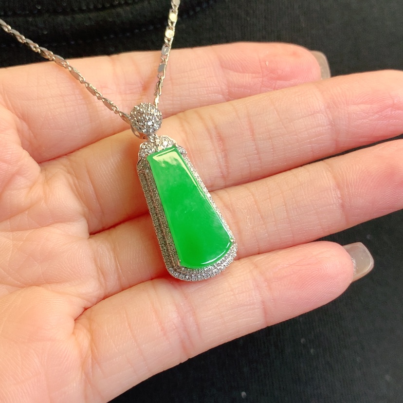 【闪购商品】翡翠18K金镶嵌颈饰平安无事