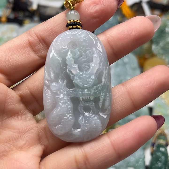 翡翠未镶嵌颈饰龙牌