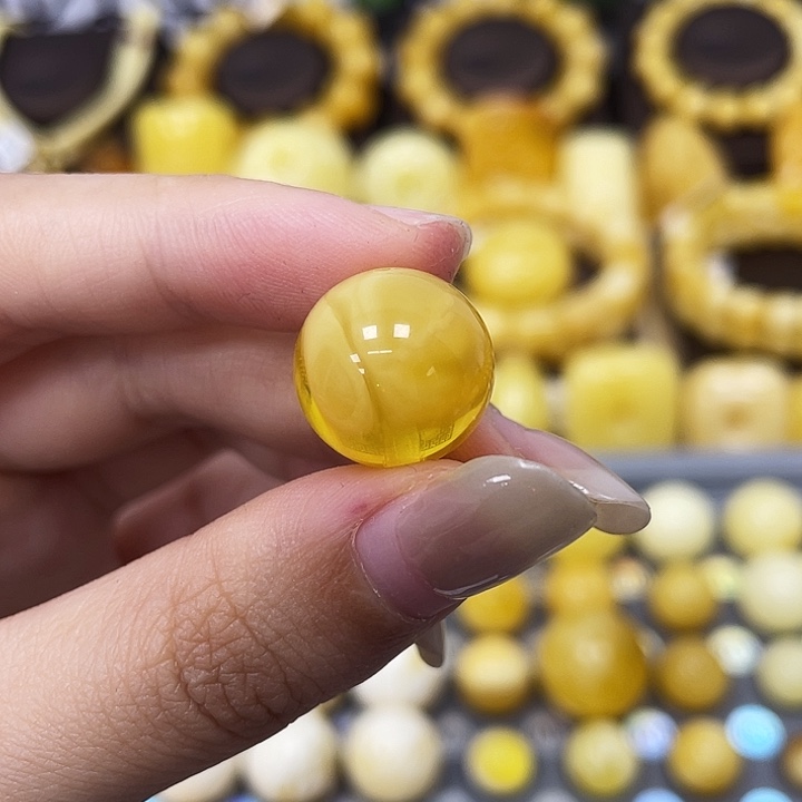 琥珀未镶嵌裸石15mm瑕 473