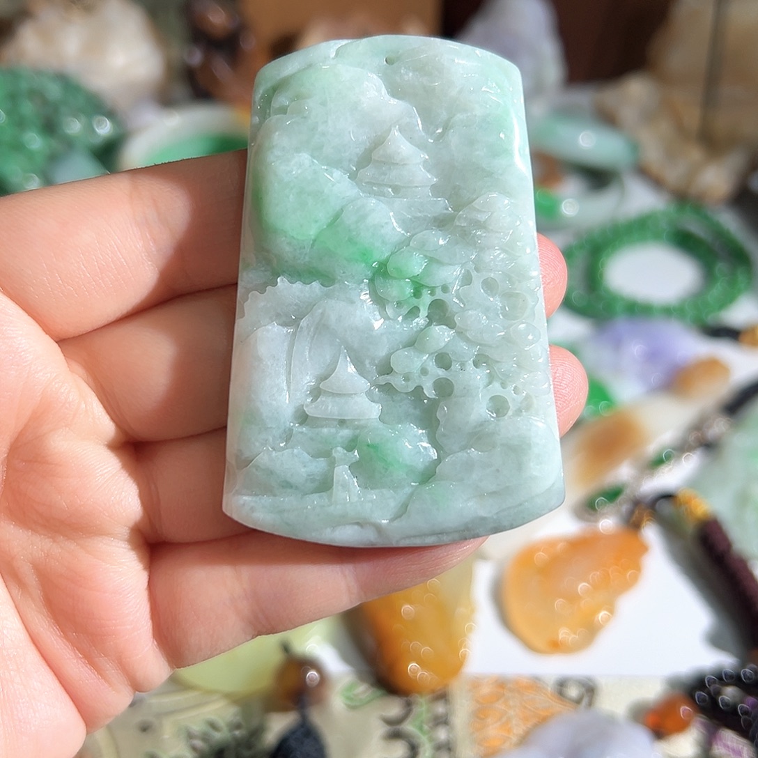 翡翠未镶嵌颈饰翡翠飘绿山水牌