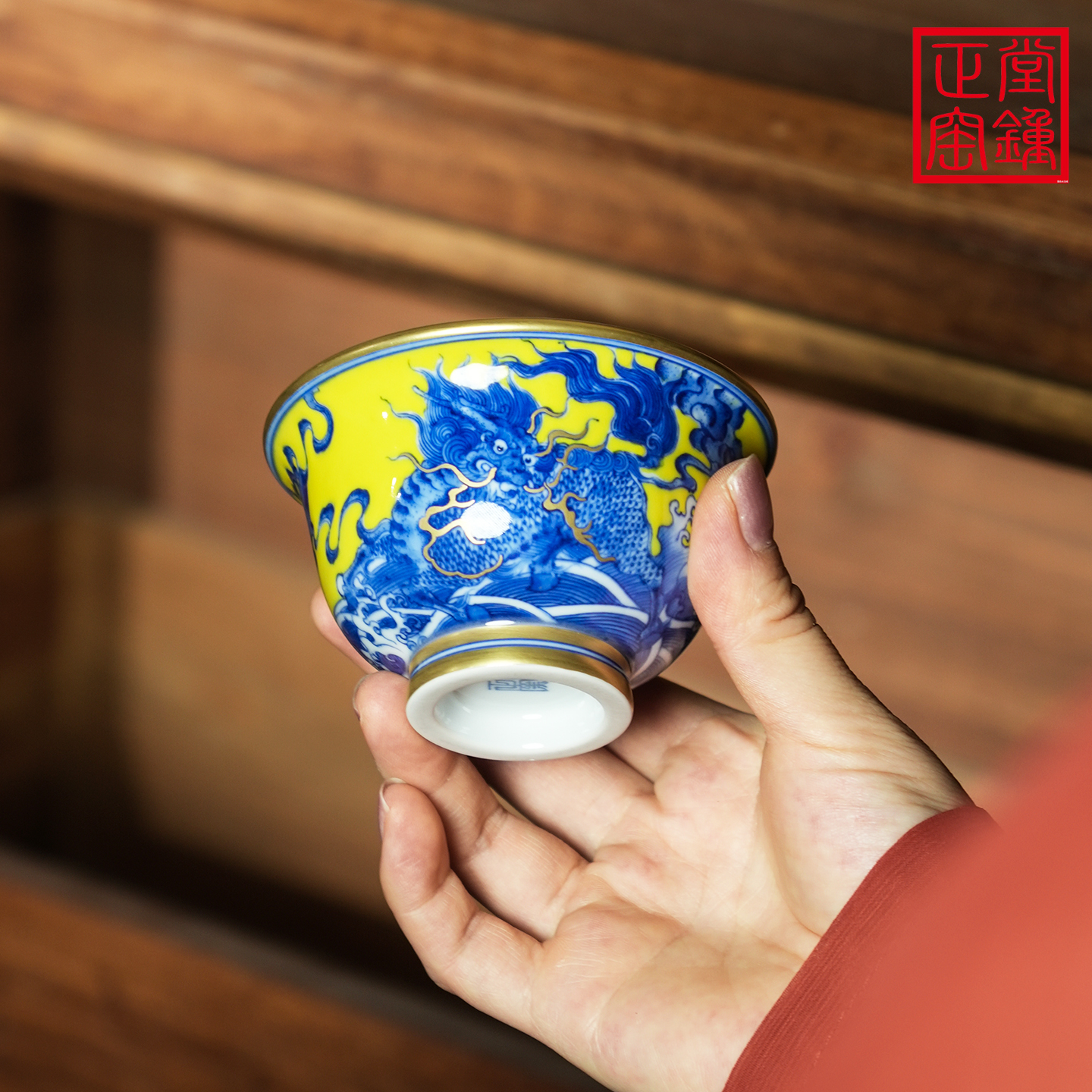 堂鍾正窑纯手工手绘釉下黄地青花麒麟压手杯主人杯
