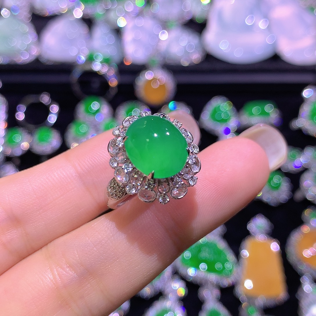 翡翠18K金镶嵌戒指高冰满绿黄阳绿蛋面戒指