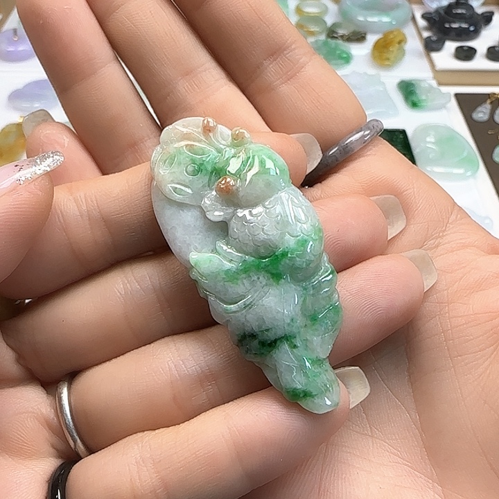 翡翠颈饰未镶嵌黄加绿荷叶鱼