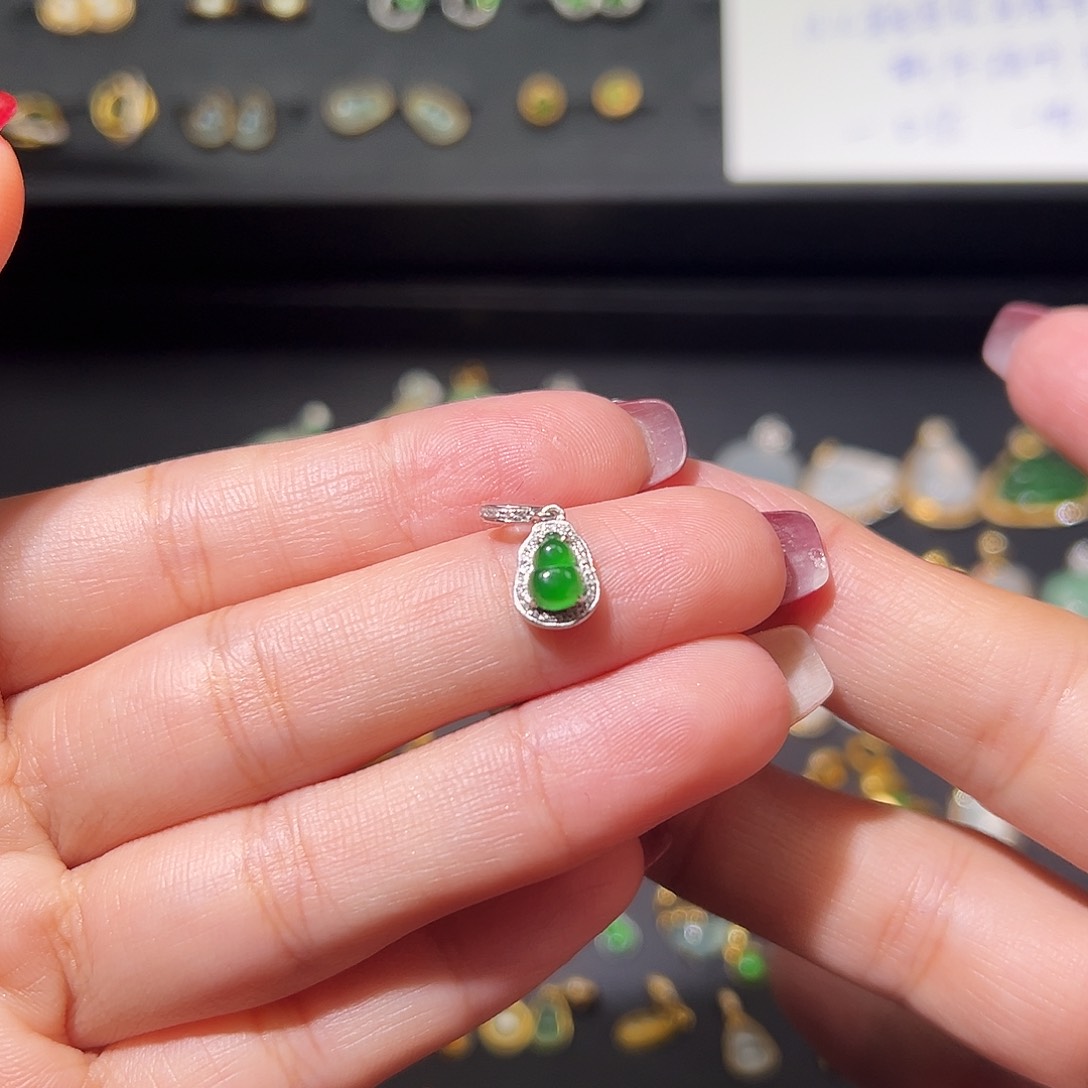 翡翠颈饰18K金镶嵌吊坠