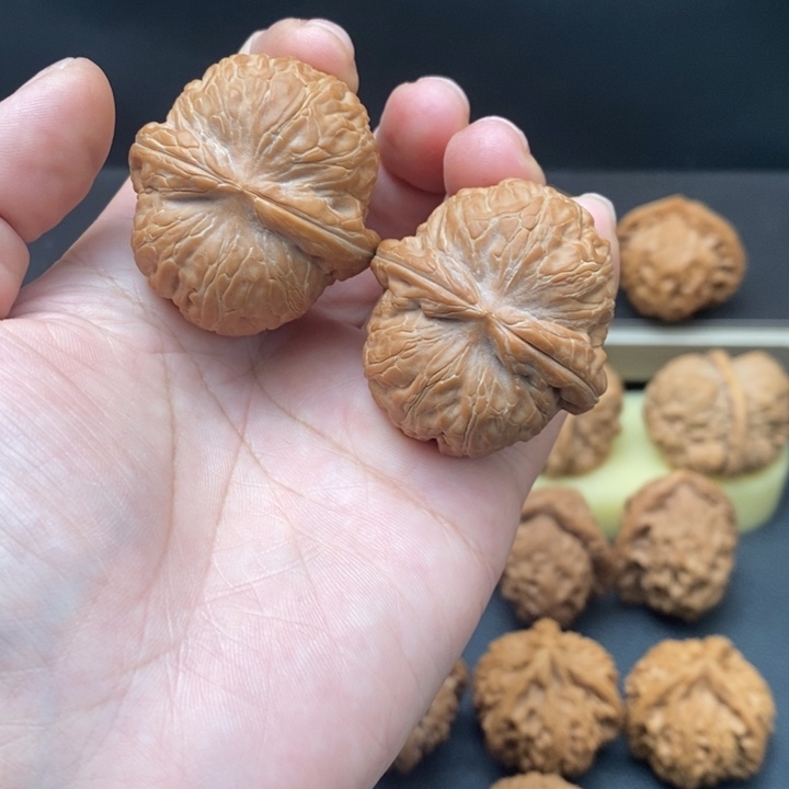 文玩核桃吊坠那***着元宝