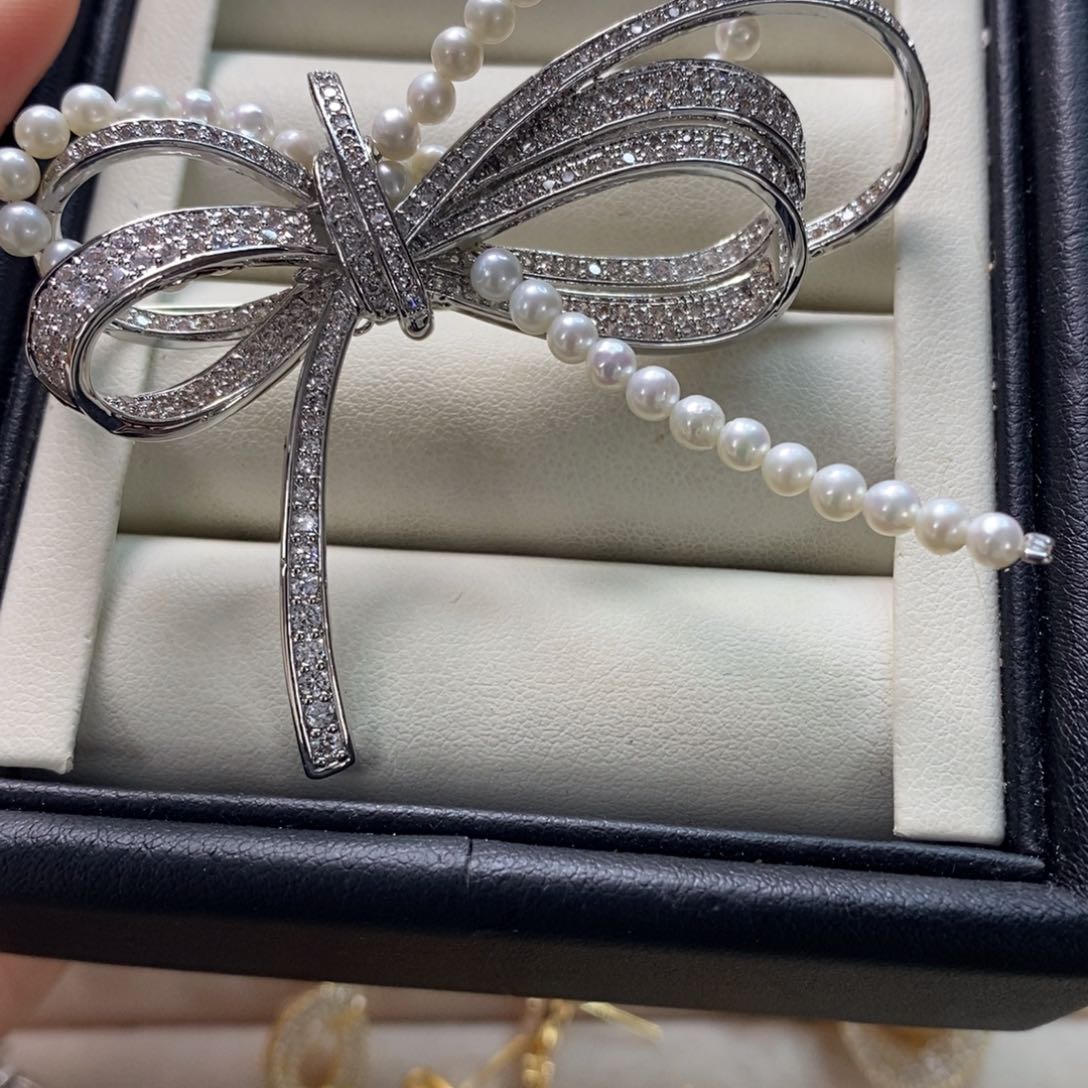 淡水珍珠胸饰合金