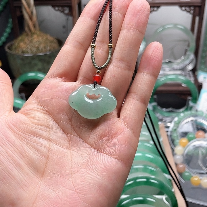 颈饰未镶嵌石英质玉