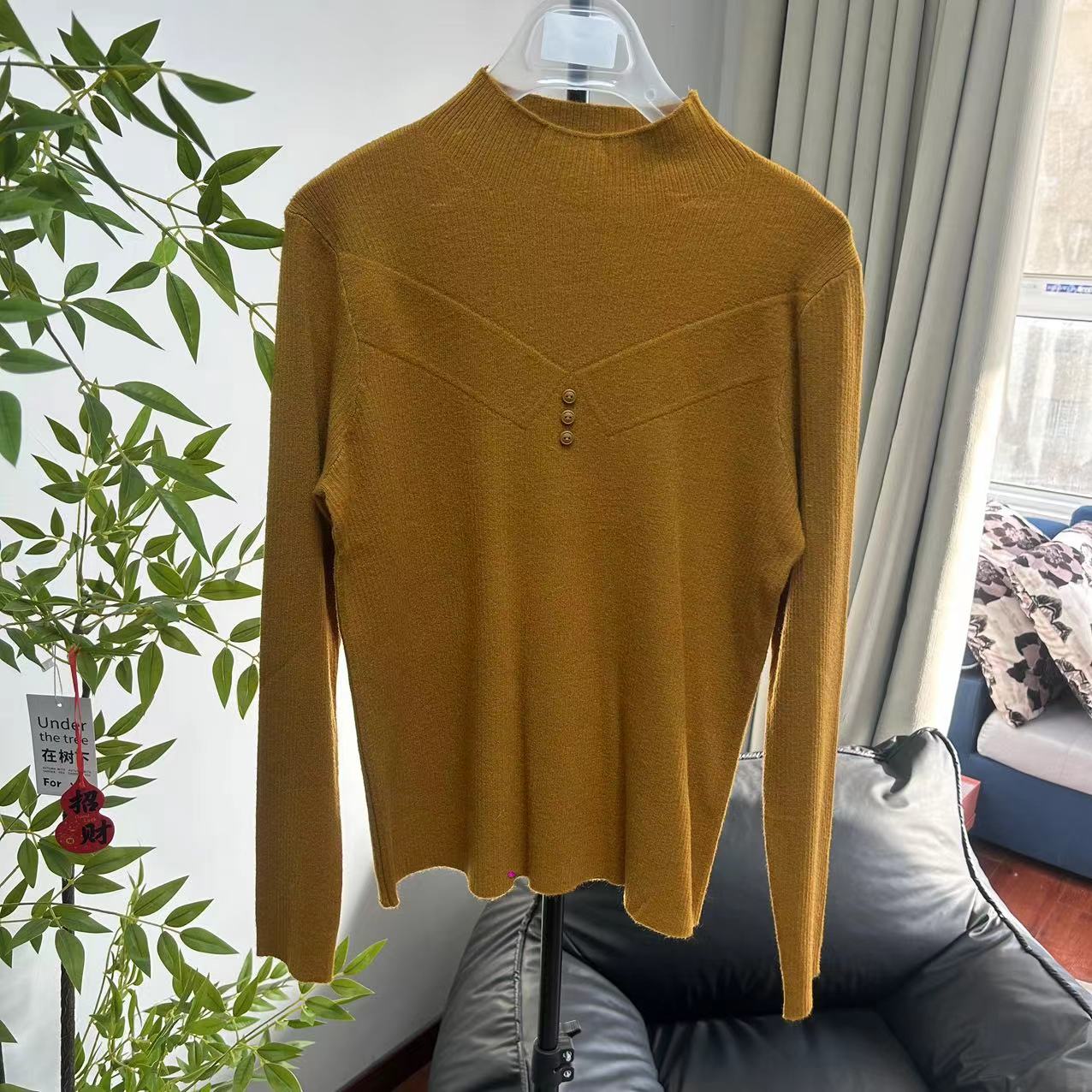 半高领修身纯色装饰扣针织衫F45