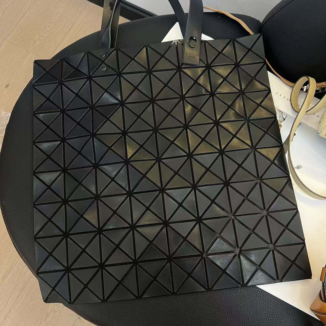 95新 Issey Miyake/三宅一生 大麦中古/三宅一生哑光黑托特手提包