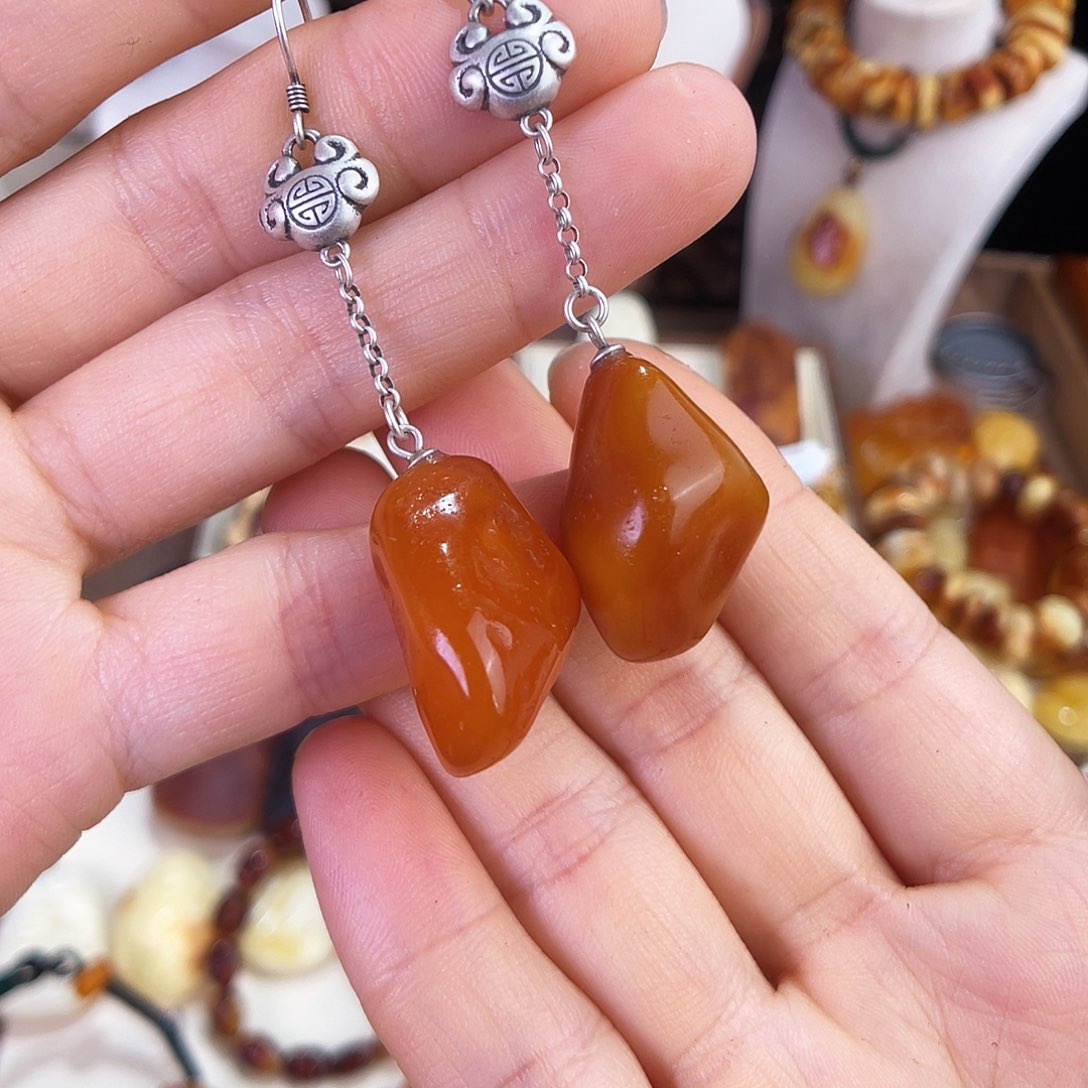 琥珀珠宝奇石未镶嵌。