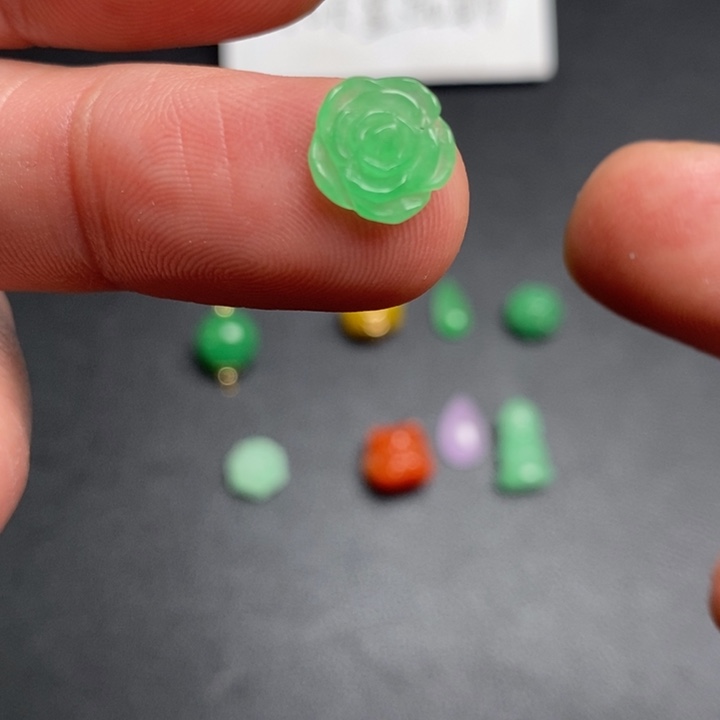 翡翠未镶嵌颈饰挂件