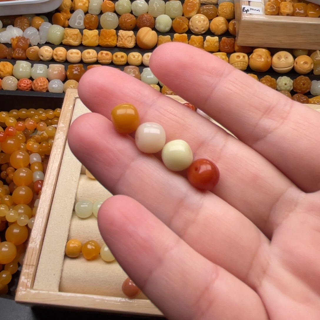 石英质玉（缅黄）未镶嵌颈饰东**方