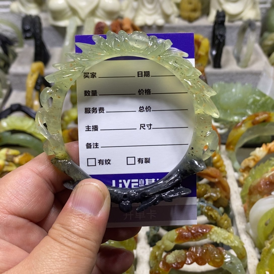 【闪购商品】蛇纹石玉手镯未镶嵌桃**?