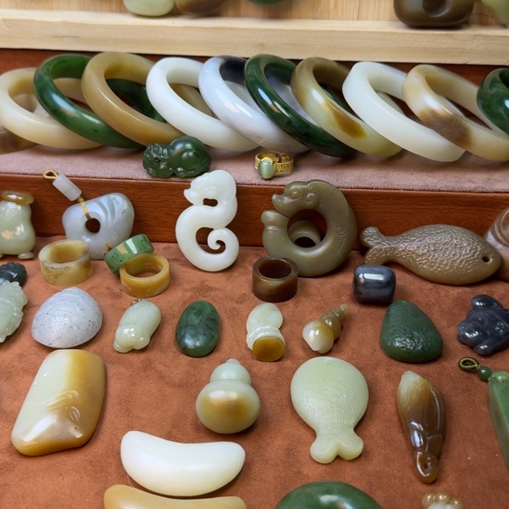 安***e和田玉未镶嵌颈饰