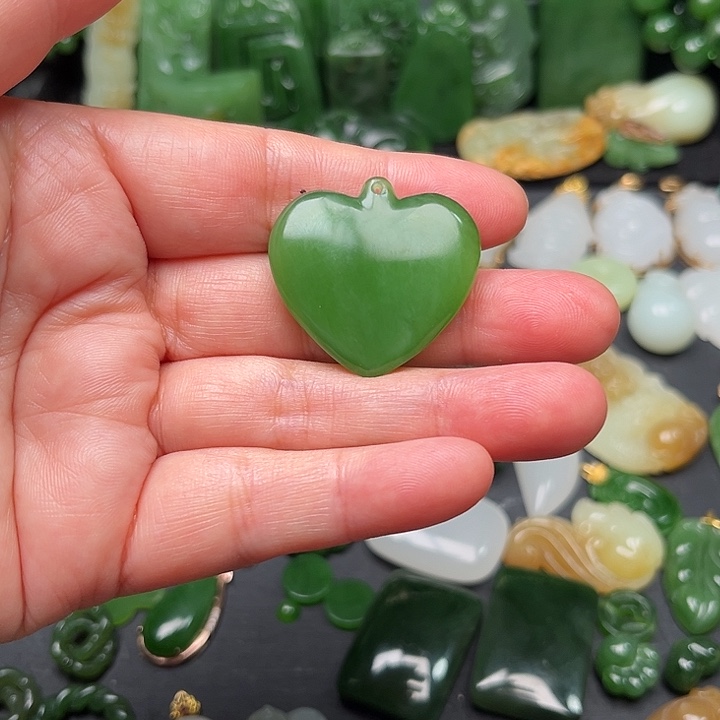 桃***y和田玉未镶嵌颈饰