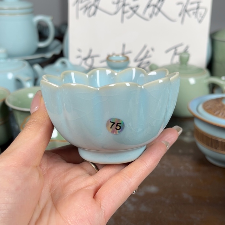 e***u75号微瑕天青莲花杯