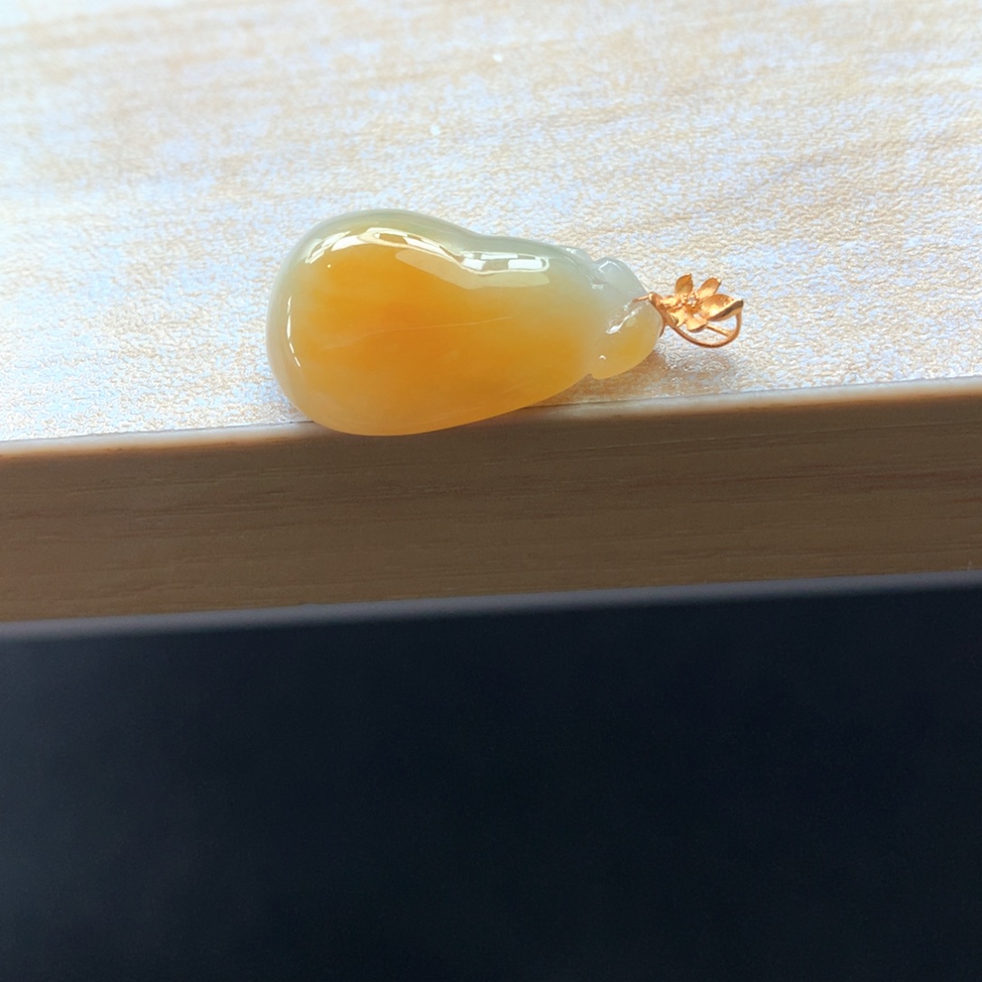 翡翠18K金镶嵌颈饰吊坠