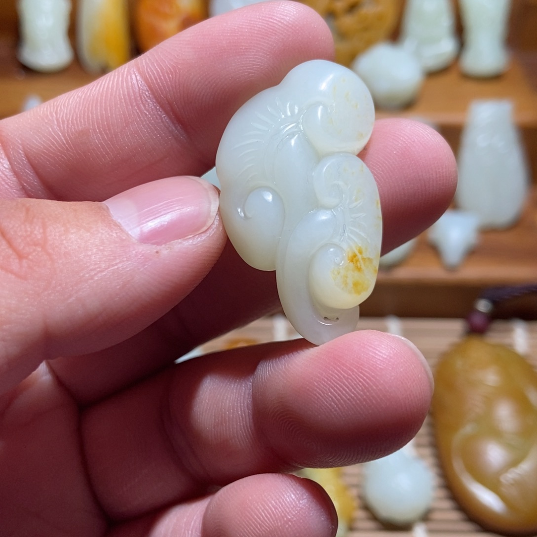 旭***。和田玉未镶嵌颈饰