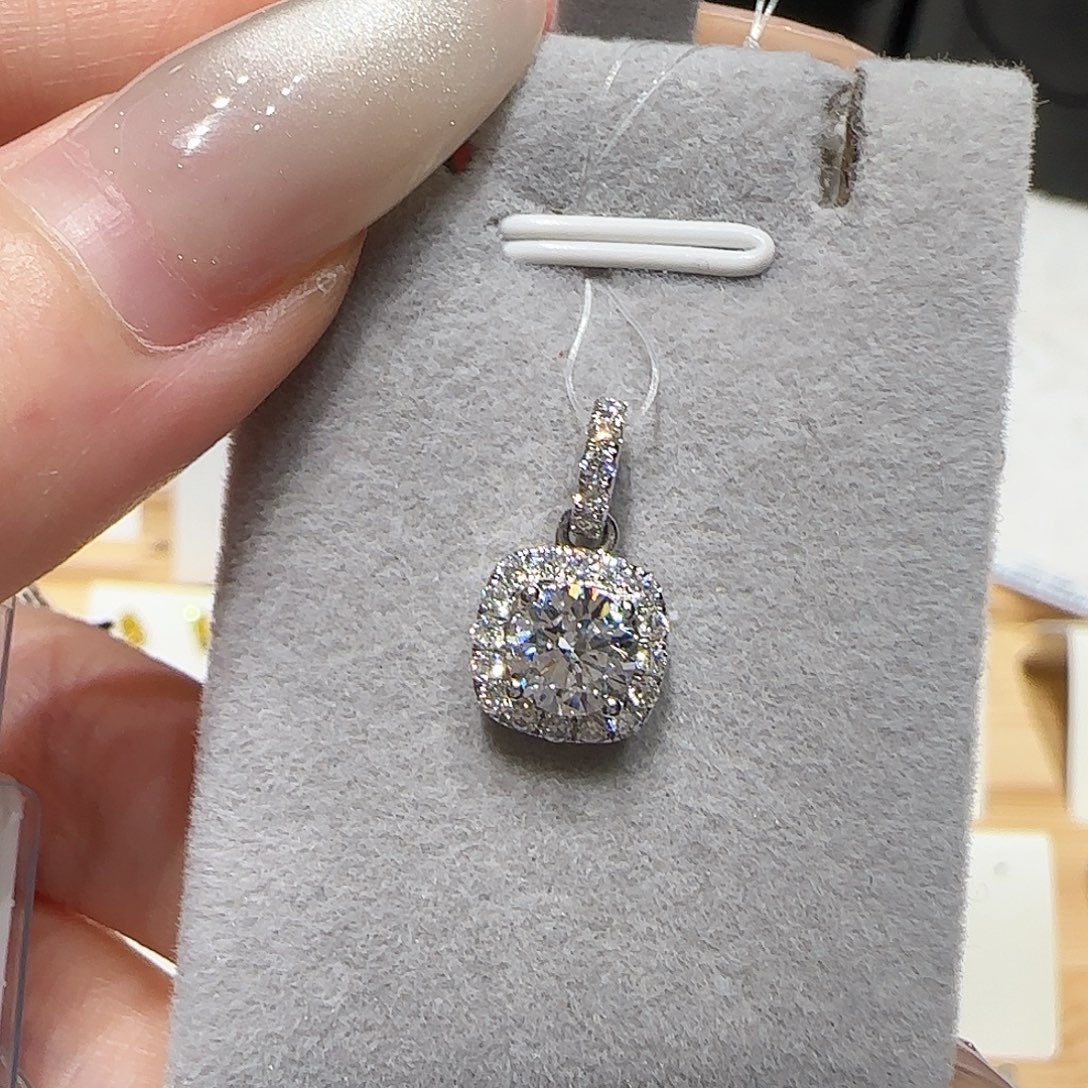 18K金镶嵌实验室培育钻石方包吊坠