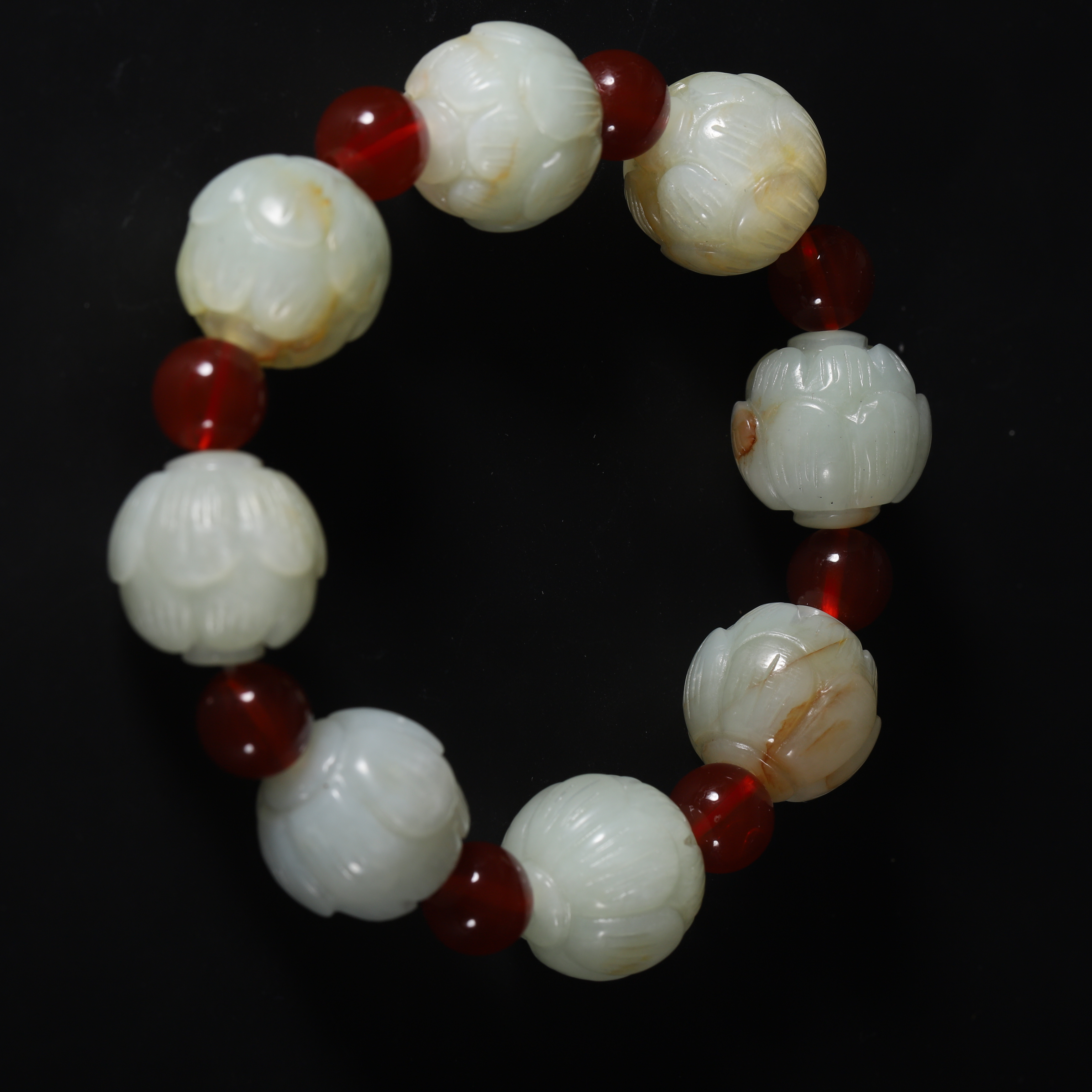 Lot02 清代岫玉莲花纹手串