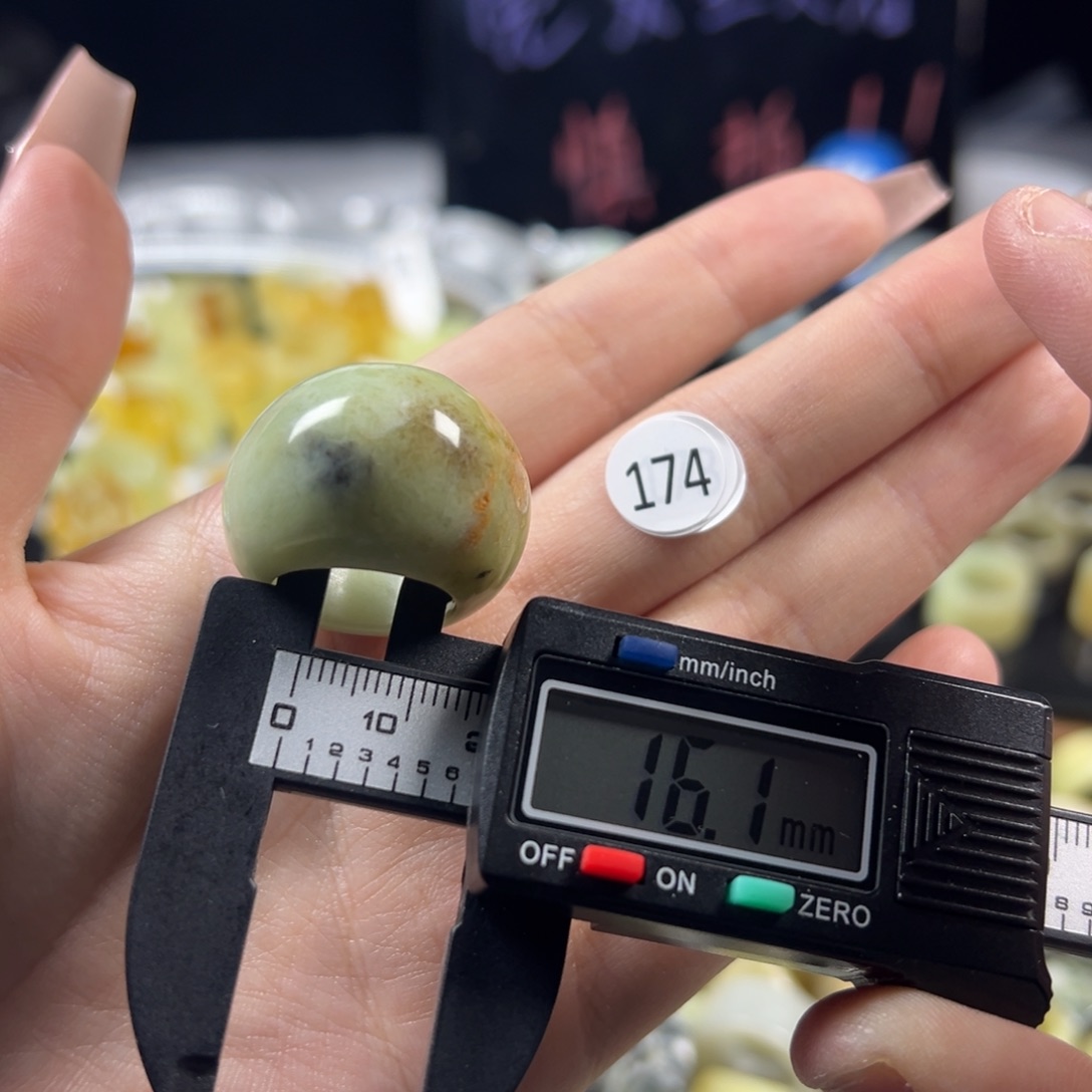 蛇纹石玉未镶嵌戒指