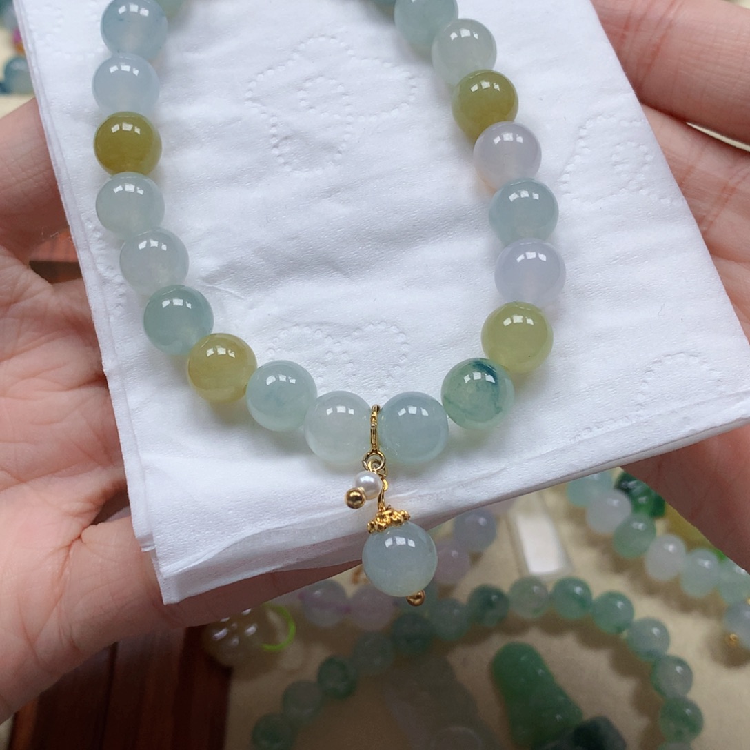 V****翡翠未镶嵌颈饰是