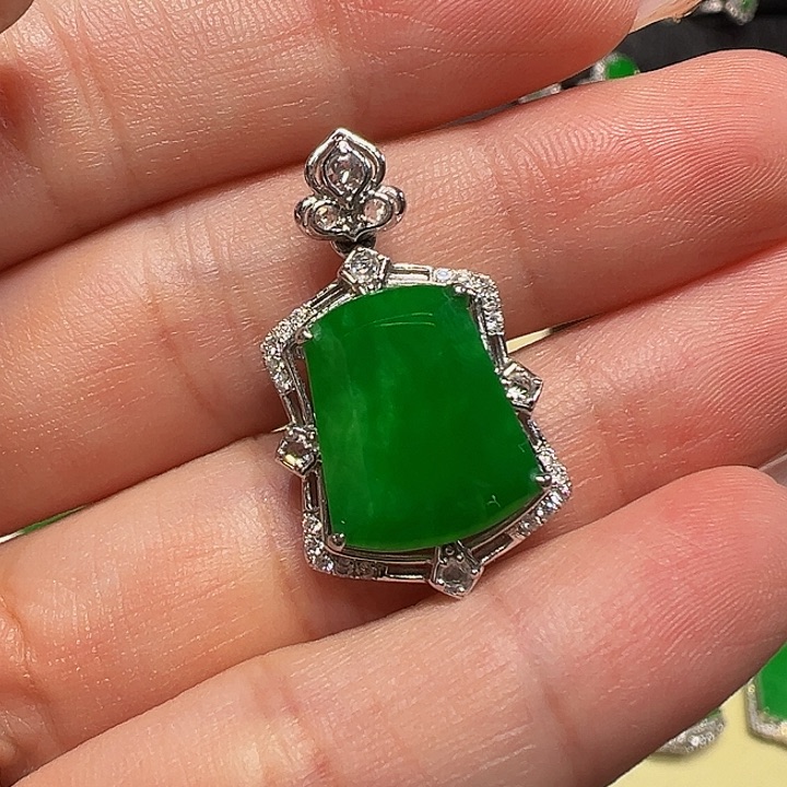 翡翠18K金镶嵌颈饰无事牌吊坠